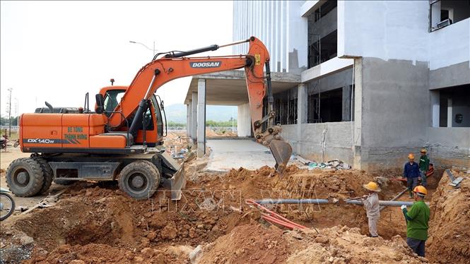 Thi công rãnh thoát nước tại công trình Bệnh viện Đa khoa tỉnh Tuyên Quang. Ảnh: Hoàng Hải - TTXVN