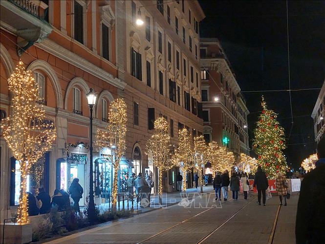 Các con phố lung linh, rực rỡ ánh đèn. Ảnh: Dương Hoa- PV TTXVN tại Italy