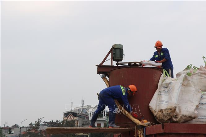 Công nhân trộn dung dịch Bentonite phục vụ thi công cọc khoan nhồi tại công trình Rạp tháng 8 và các dịch vụ văn hóa, phường Minh Xuân (Tuyển Quang). Ảnh: Hoàng Hải - TTXVN