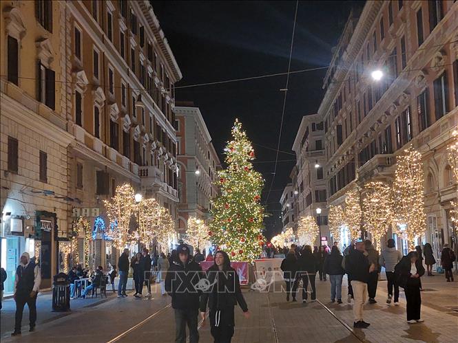Các con phố lung linh, rực rỡ ánh đèn. Ảnh: Dương Hoa- PV TTXVN tại Italy