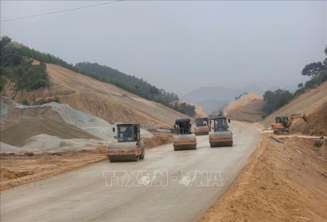 Rải cấp phối đá dăm lớp móng dưới đoạn Km41+300 ÷ Km42+00 tại gói thầu số 20, tuyến cao tốc Tuyên Quang – Hà Giang. Ảnh: Hoàng Hải - TTXVN