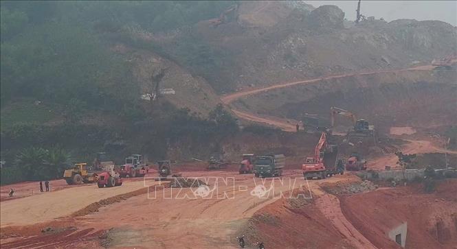 Công nhân làm xuyên dịp nghỉ Tết Dương lịch năm 2026 tại gói thầu số 20, tuyến cao tốc Tuyên Quang – Hà Giang.