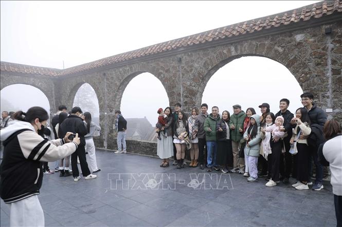 Du khách thích thú thăm quan Nhà thờ đá Tam Đảo trong ngày đầu kỳ nghỉ Tết Dương lịch. Ảnh: Hoàng Hùng – TTXVN