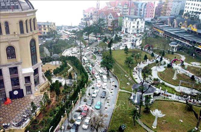 Đường lên trung tâm Tam Đảo chật kín người và xe trong ngày đầu nghỉ lễ. Ảnh: Hoàng Hùng – TTXVN