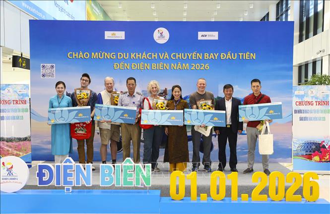 Vietnam Airlines tặng quà cho những hành khách trên chuyến bay đầu tiên đến Điện Biên năm 2026. Ảnh: Xuân Tư - TTXVN