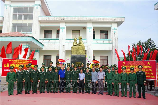 Khánh thành Tường đài Bác Hồ với chiến sĩ Biên phòng tại Hải đội 2 BĐBP Cà Mau. Ảnh: TTXVN phát