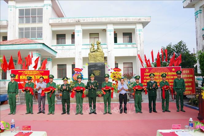 Khánh thành Tường đài Bác Hồ với chiến sĩ Biên phòng tại Hải đội 2 BĐBP Cà Mau. Ảnh: TTXVN phát