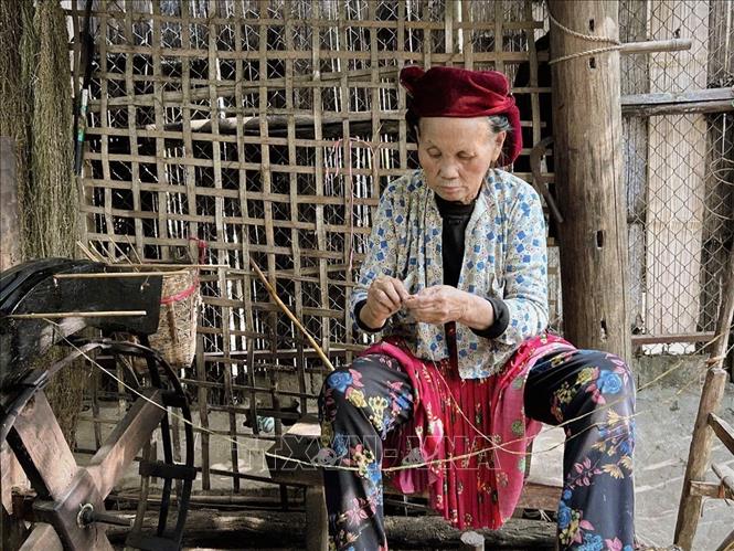 A Mong woman carefully connects each line of linen thread together. VNA Photo: Phương Anh/Photo by courtesy