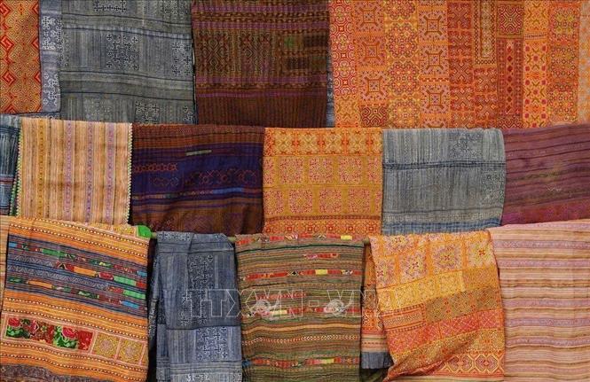 Colourful linen fabric with traditional Mong patterns. VNA Photo: Phương Anh/Photo by courtesy