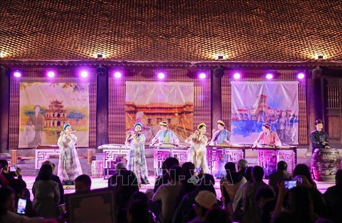 Điểm nhấn của chương trình là không gian trình diễn âm nhạc truyền thống Việt Nam. Ảnh: Khánh Hoà - TTXVN