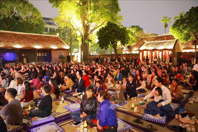 Chương trình thu hút sự quan tâm của người dân và du khách. Ảnh: Khánh Hoà - TTXVN