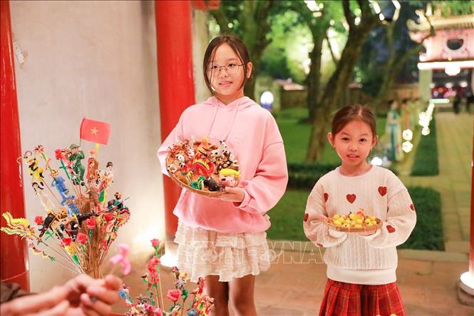 Chương trình thu hút sự quan tâm của người dân và du khách. Ảnh: Khánh Hoà - TTXVN