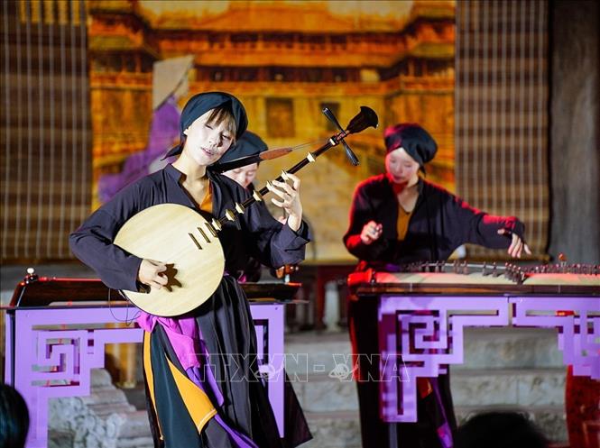 Điểm nhấn của chương trình là không gian trình diễn âm nhạc truyền thống Việt Nam. Ảnh: Khánh Hoà - TTXVN