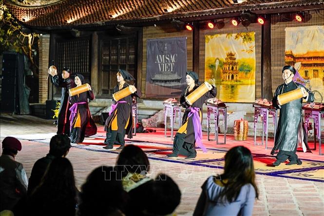 Điểm nhấn của chương trình là không gian trình diễn âm nhạc truyền thống Việt Nam. Ảnh: Khánh Hoà - TTXVN