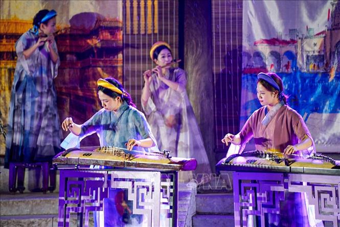 Điểm nhấn của chương trình là không gian trình diễn âm nhạc truyền thống Việt Nam. Ảnh: Khánh Hoà - TTXVN