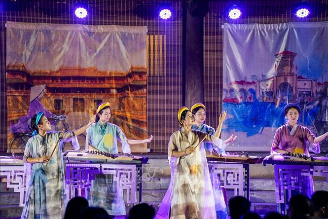 Điểm nhấn của chương trình là không gian trình diễn âm nhạc truyền thống Việt Nam. Ảnh: Khánh Hoà - TTXVN