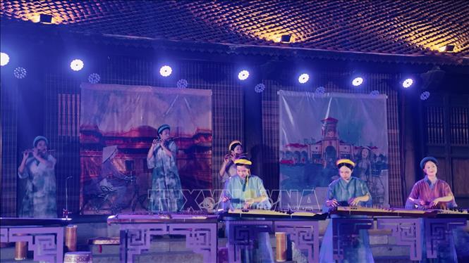 Các nghệ sĩ biểu diễn trong không gian tĩnh lặng, trang nghiêm của di tích về đêm. Ảnh: Tuyết Mai - TTXVN