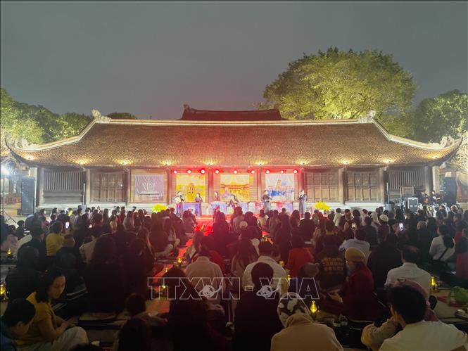 Chương trình khám phá đêm Văn Miếu - Quốc Tử Giám mang tên “Âm sắc Việt” thu hút đông đảo người dân và du khách. Ảnh: Tuyết Mai - TTXVN