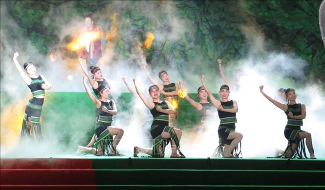 Tiết mục biểu diễn chương trình nghệ thuật tại lễ khai mạc. Ảnh: Dư Toán - TTXVN