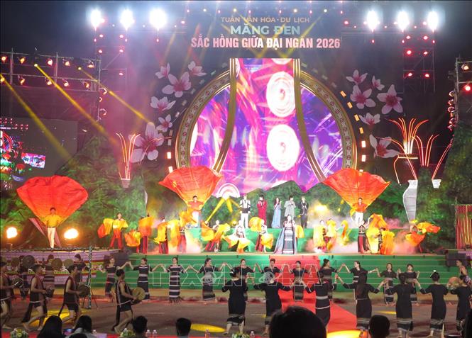 Tiết mục biểu diễn chương trình nghệ thuật tại lễ khai mạc. Ảnh: Dư Toán - TTXVN