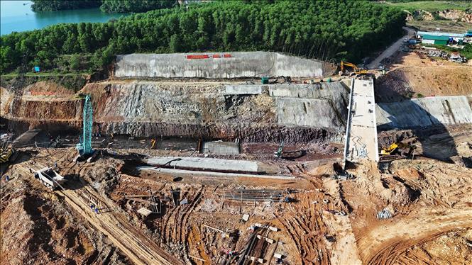 Dự án tiêu thoát lũ hạ du hồ Kẻ Gỗ được triển khai từ tháng 12/2024, dự kiến hoàn thành vào tháng 6/2026. Ảnh: Hữu Quyết – TTXVN