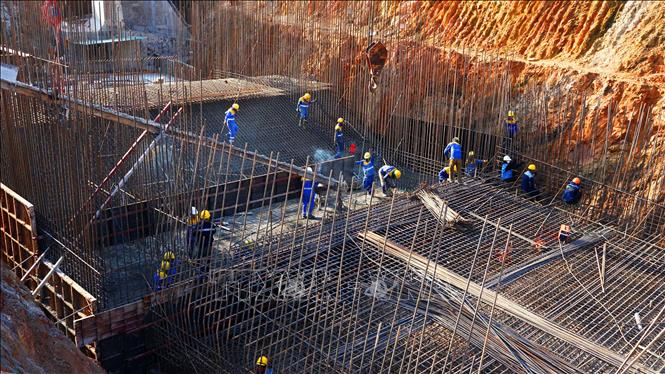 Hàng trăm công nhân tạm gác ngày nghỉ lễ để thi công nhằm đáp ứng tiến độ. Ảnh: Hữu Quyết – TTXVN
