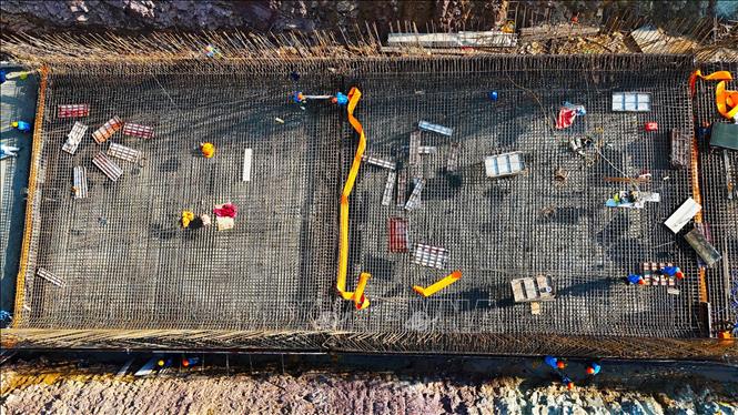 Hiện tiến độ hạng mục tràn xả lũ mới đang đáp ứng yêu cầu đề ra. Ảnh: Hữu Quyết – TTXVN