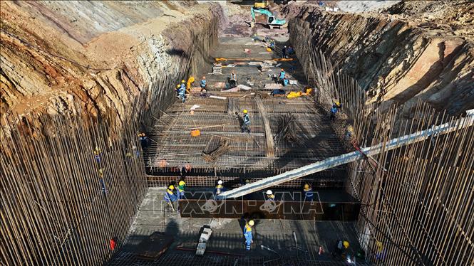 Công nhân thi công phần kết cấu thép tại hạng mục tràn xả lũ mới. Ảnh: Hữu Quyết – TTXVN