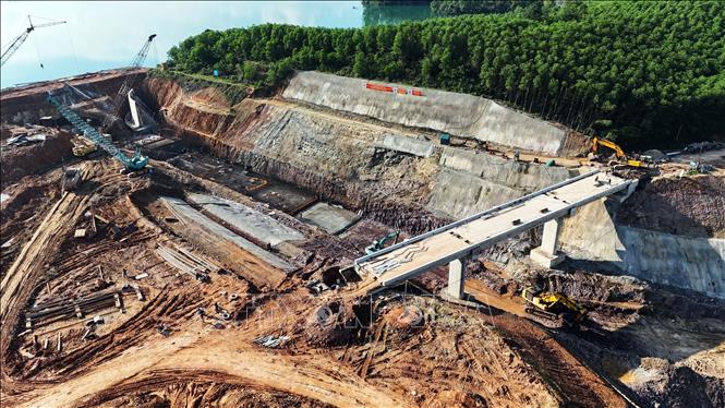 Máy móc và nhân lực được huy động tối đa để thi công “3 ca, 4 kíp”. Ảnh: Hữu Quyết – TTXVN