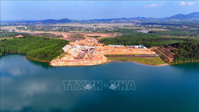 Tràn xả lũ mới là một trong những hạng mục chính của dự án nâng cấp hồ Kẻ Gỗ. Ảnh: Hữu Quyết - TTXVN