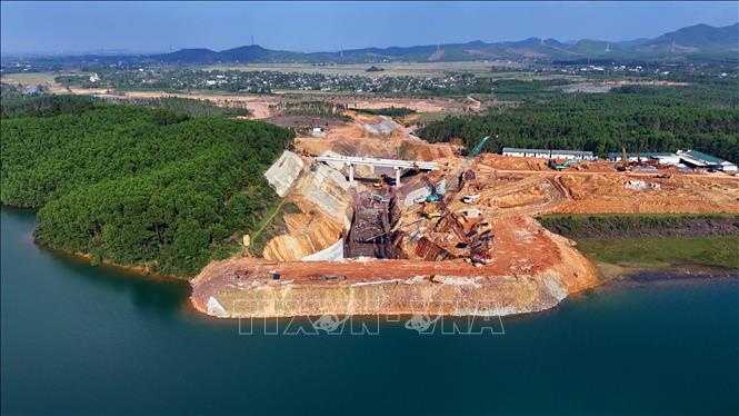 Những ngày nghỉ tết Dương lịch, không khí thi công trên công trường dự án hồ Kẻ Gỗ vẫn rất khẩn trương. Ảnh: Hữu Quyết - TTXVN