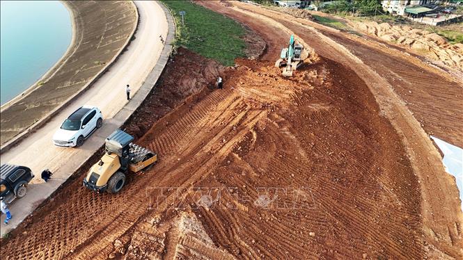 Phương tiện, máy móc thi công gia cố thân đập hồ Kẻ Gỗ. Ảnh: Hữu Quyết - TTXVN