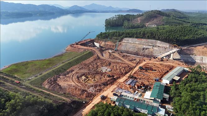 Khu vực thi công tràn xả lũ mới luôn sôi động tiếng máy móc và công nhân làm việc. Ảnh: Hữu Quyết - TTXVN