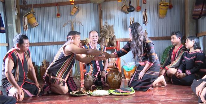 Nghi thức đeo vòng đồng đính ước - thể hiện lời ước hẹn bền chặt của đôi trai gái tại Lễ cầu hôn (Lễ ăn hỏi) của người Jrai tại tỉnh Gia Lai. Ảnh: Hồng Điệp - TTXVN
