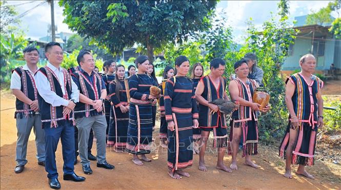 Nhà trai mang lễ vật sang nhà gái trong Lễ cầu hôn (Lễ ăn hỏi) của người Jrai tại tỉnh Gia Lai. Ảnh: Hồng Điệp - TTXVN