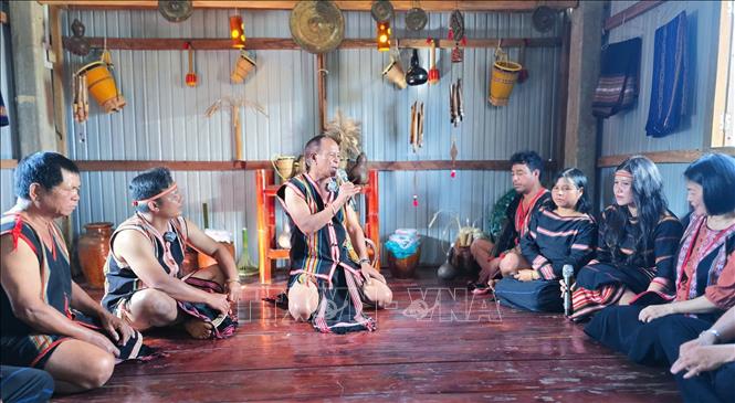 Chủ lễ thực hiện các nghi thức truyền thống tại Lễ cầu hôn (Lễ ăn hỏi) của người Jrai tại tỉnh Gia Lai. Ảnh: Hồng Điệp - TTXVN