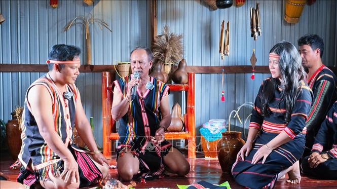 Chủ lễ thực hiện các nghi thức truyền thống chho đôi trai gái tại Lễ cầu hôn (Lễ ăn hỏi) của người Jrai tại tỉnh Gia Lai. Ảnh: Hồng Điệp - TTXVN