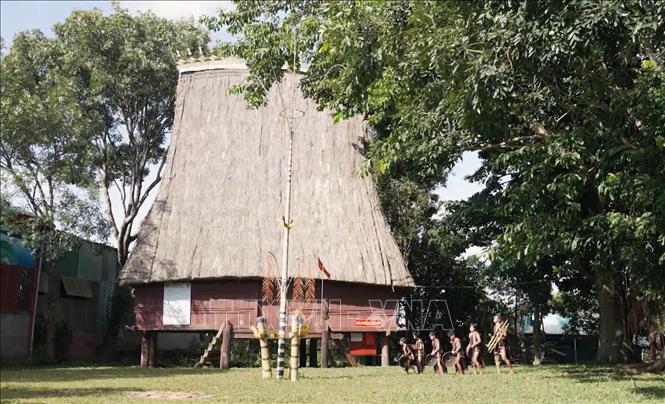 Nhiều hoạt động văn hóa như cồng chiêng, múa xoang được trình diễn tại Lễ cầu hôn (Lễ ăn hỏi) của người Jrai tại tỉnh Gia Lai. Ảnh: Hồng Điệp - TTXVN