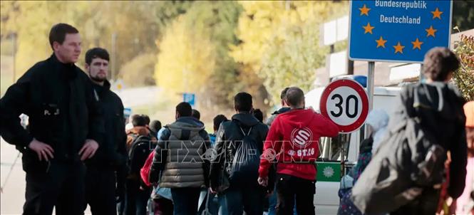 Người di cư tới trạm đăng ký ở Freilassing, bang Bayern, miền Nam Đức, sau khi vượt qua khu vực biên giới Áo-Đức. Ảnh: dw.com/TTXVN