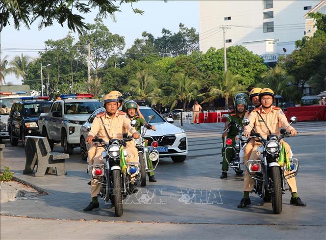 Lực lượng công an diễu hành, tuần tra tại một số tuyến đường ở đặc khu Phú Quốc. Ảnh: Văn Sĩ - TTXVN 