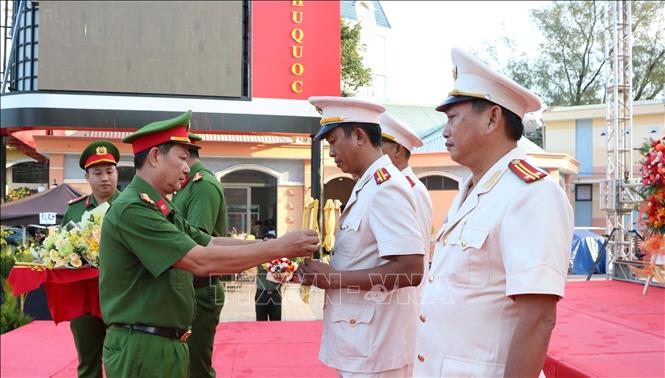 Đại tá Diệp Văn Thế, Phó Giám đốc Công an tỉnh An Giang trao các quyết định về việc triển khai tổ chức Trạm Cảnh sát giao thông Phú Quốc. Ảnh: Văn Sĩ - TTXVN 