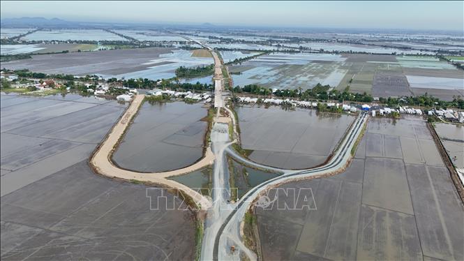 Hạ tầng giao thông đồng bộ góp phần thúc đẩy kinh tế – xã hội và thu hút đầu tư vào An Giang. Ảnh: Thanh Sang - TTXVN