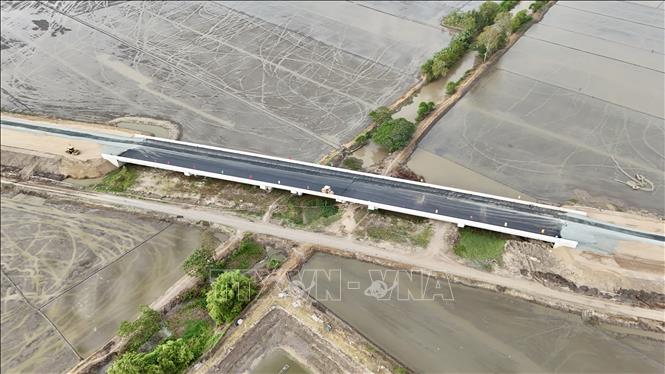Cao tốc Châu Đốc – Cần Thơ – Sóc Trăng đoạn qua An Giang dần hình thành, mở không gian phát triển mới cho tỉnh An Giang. Ảnh: Thanh Sang - TTXVN
