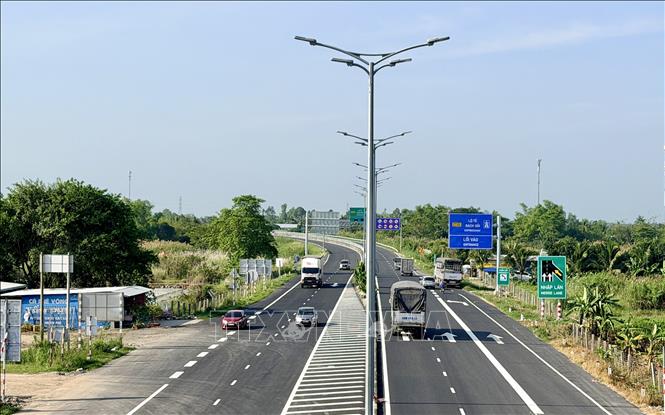 Tuyến cao tốc Lộ Tẻ – Rạch Sỏi phát huy hiệu quả kết nối An Giang với các tỉnh Đồng bằng sông Cửu Long. Ảnh: Thanh Sang - TTXVN

