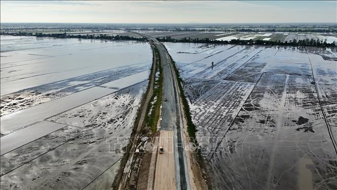 Cao tốc Châu Đốc – Cần Thơ – Sóc Trăng đoạn qua An Giang dần hình thành, mở không gian phát triển mới cho tỉnh An Giang. Ảnh: Thanh Sang - TTXVN
