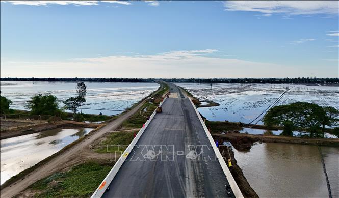 Cao tốc Châu Đốc – Cần Thơ – Sóc Trăng đoạn qua An Giang dần hình thành, mở không gian phát triển mới cho tỉnh An Giang. Ảnh: Thanh Sang - TTXVN
