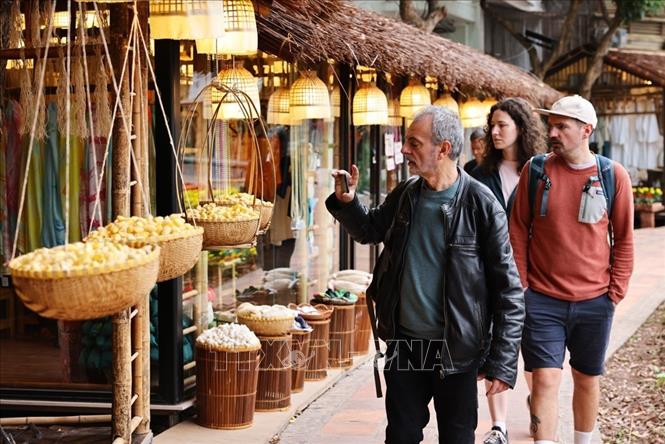 Hồ Văn nằm trong quần thể di tích Quốc gia đặc biệt Văn Miếu - Quốc Tử Giám thu hút đông đảo du khách quốc tế đến tham quan trong ngày nghỉ lễ. Ảnh: Minh Đức – TTXVN