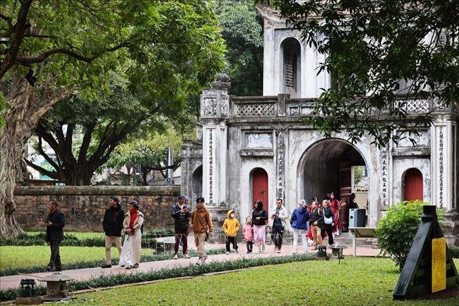 Đông đảo du khách Thủ đô và nước ngoài tham quan di tích Văn Miếu - Quốc Tử Giám trong ngày nghỉ lễ. Ảnh: Minh Đức – TTXVN