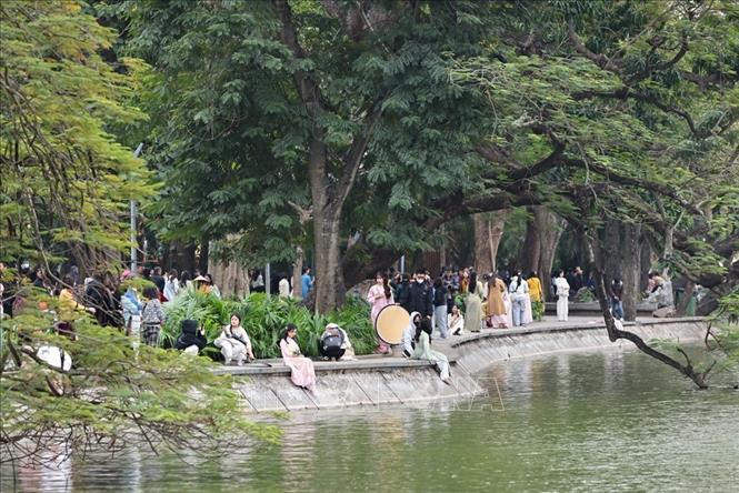 Không gian đi bộ ven hồ Hoàn Kiếm tấp nập người dân vui chơi trong ngày nghỉ lễ. Ảnh: Minh Đức – TTXVN