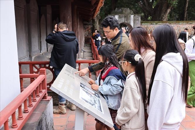 Đông đảo du khách thủ đô và nước ngoài tham quan di tích Văn Miếu - Quốc Tử Giám trong ngày nghỉ lễ. Ảnh: Minh Đức – TTXVN